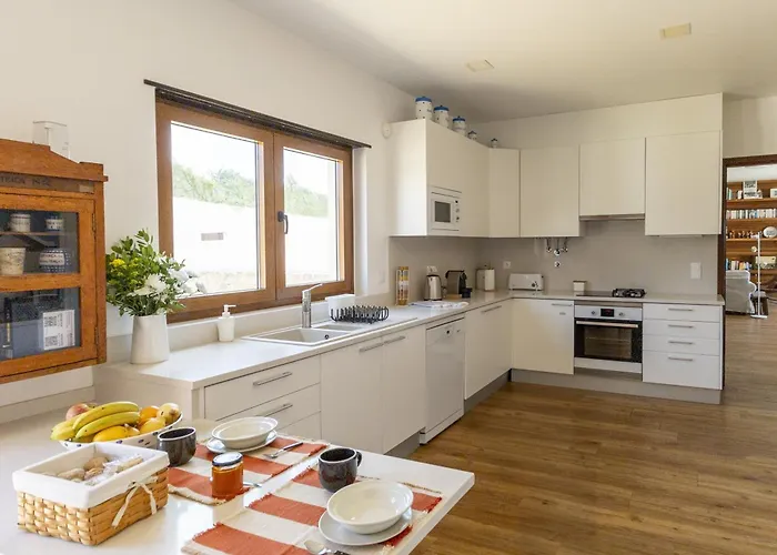 Villa Family House, Sea View, Pool, Near Sintra Colares